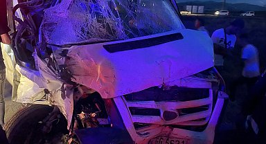 Bitlis'te minibüs ile hafif ticari araç çarpıştı: 6 yaralı