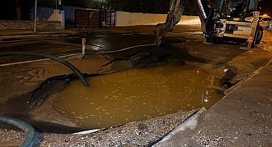 Bodrum'da 2 günde 3'üncü kez ana su isale hattında patlama yaşandı; yol çöktü