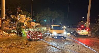 Bodrum'da ana su isale hattı patladı; yol çöktü, cadde göle döndü