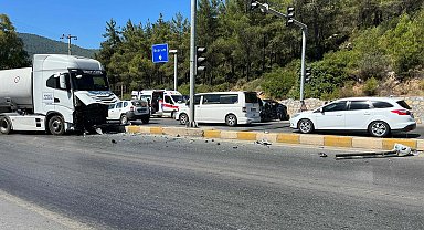 Bodrum'da kavşakta ışık ihlali yapan TIR, otomobile çarptı; 1 ölü, 1 yaralı