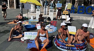 Bodrum'da kıyı işgaline karşı Belediye Meydanı'nda şezlonglu, havlulu ve havuzlu eylem