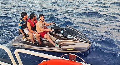 Bodrum'da lastik botta 39, jet skide 3 kaçak göçmen yakalandı