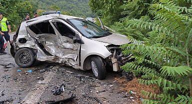 Bursa'da 2 otomobil çarpıştı: 1 ölü, 3 yaralı