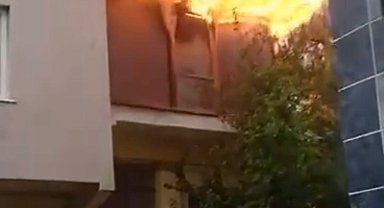Bursa'da 3 katlı binada yangın çıktı; mahsur kalan 2 kişiyi vatandaşlar kurtardı