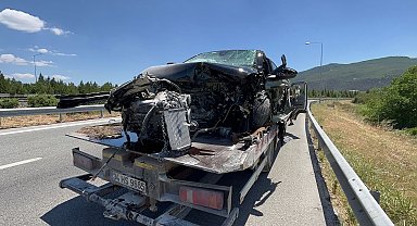 Bursa'da bariyerlere çarpan otomobilin sürücüsü öldü