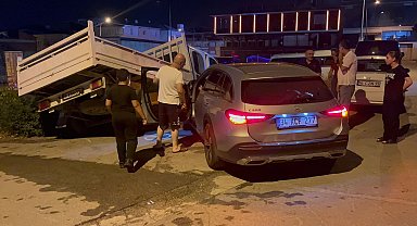 Bursa'da demir korkuluk ve park halindeki kamyonete çarpan otomobildeki 3 kişi yaralandı