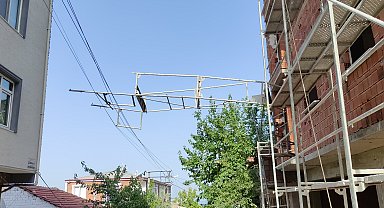 Bursa'da İnşaat iskelesi devrildi; sıva ustası son anda kurtuldu