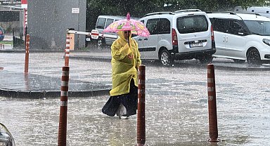 Bursa'da sağanak; sokak ve caddeler göle döndü