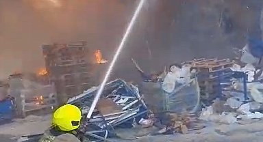 Bursa'da tavuk çiftliğinde çıkan yangın zincir marketin deposuna sıçradı