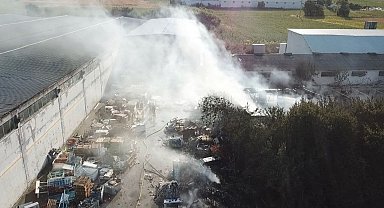 Bursa'da tavuk çiftliğinde çıkan yangın zincir marketin deposuna sıçradı