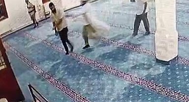 Camide bıçakla kendine zarar vermeye kalktı; imam müdahale ederek engelledi
