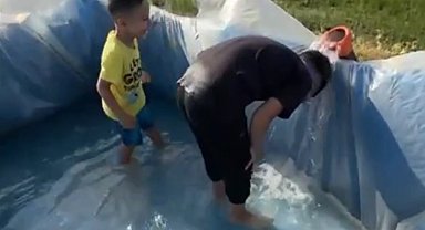 Çankırı'da sıcaktan bunalan çocuklar romörk havuzunda serinledi