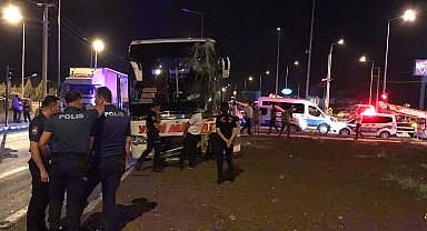 Çarpışan 2 yolcu otobüsünden 1'i refüje çıktı