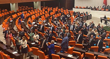 CHP Grubu, asgari ücret ve emeklilere zam talebiyle cep telefonlarının ışığını açıp kapattı