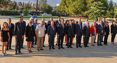 CHP Lideri Özel, KKTC'de Denktaş ve Küçük'ün anıt mezarlarını ziyaret etti