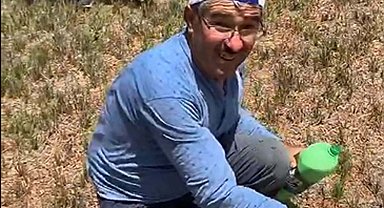 Çiftçi, tarlasına zorunlu iniş yapan helikopterin personeline ayran ikram etti