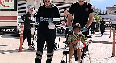 Cipe çarpan otomobildeki 2'si çocuk 4 kişi yaralandı; oyuncağını elinden bırakmadı