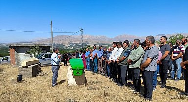 Çocuğun kullandığı traktörün altında kalan Ada ve ablası Zelal, son yolculuklarına uğurlandı