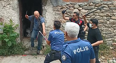 Çöp evini temizlemeye gelen ekibe güçlük çıkardı, ikna etmeye çalışan polisi bıçakladı