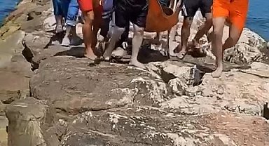 Denizde boğulma tehlikesi geçiren 13 yaşındaki çocuğu, çevredekiler kurtardı