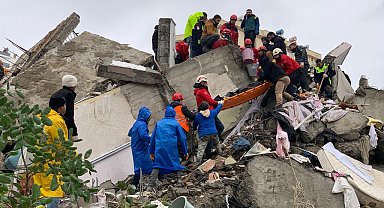 Depremde 63 kişinin öldüğü apartmanın yıkılmasıyla ilgili tutuklanan baba oğula ev hapsi ile tahliye