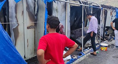 Depremzedelerin yaşadığı 3 konteyner yandı