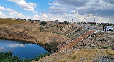 Dere kenarında bazanın içinde battaniyeye sarılı erkek cesedi bulundu