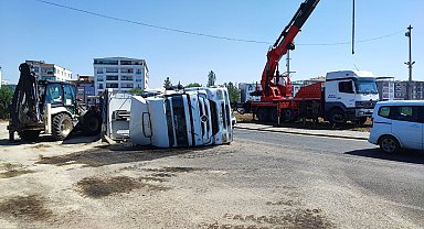Devrilen kum yüklü kamyonun şoförü yaralandı
