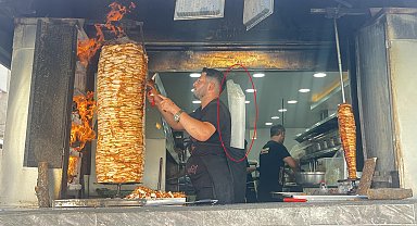 Diyarbakır'da 40 derece sıcaklıkta çocuklar süs havuzunda, dönerciler buz kütlesi ile serinliyor