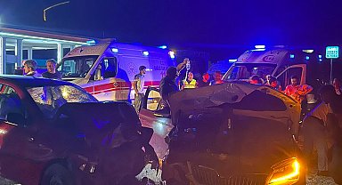 Diyarbakır'da iki otomobil kafa kafaya çarpıştı: 8 yaralı