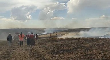 Diyarbakır'da kuvvetli rüzgarda çatı ve pazar şemsiyeleri uçtu, bir mahallede yangın çıktı