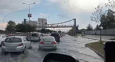 Diyarbakır'da kuvvetli rüzgarda çatı ve pazar şemsiyeleri uçtu, bir mahallede yangın çıktı