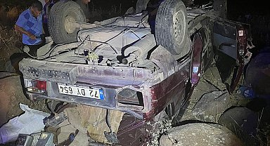 Diyarbakır'da otomobil şarampole devrildi; Baba öldü, anne ve oğlu yaralandı