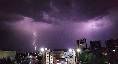 Diyarbakır'da şimşekler geceyi aydınlattı