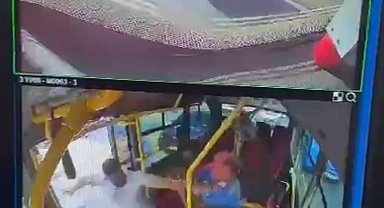 Dolmuş şoförünün trafikte darbedilmesi araç kamerasına yansıdı