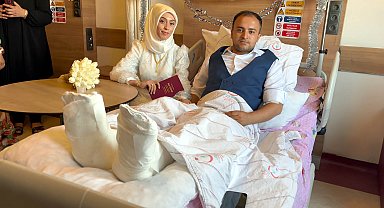 Düğün alışverişinde damadın ayakları kırılınca nikah hastane odasına kıyıldı