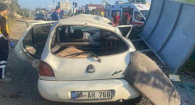 Durak ile trafik levhasına çarpan otomobilin sürücüsü öldü; kimliği otopsi ile belli olacak