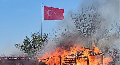 Edirne'de anız yangını ağıla sıçradı