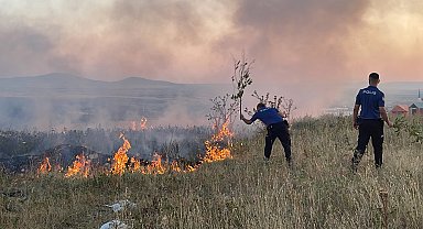 Edirne'de otluk alanda yangın; polis ağaç dallarıyla müdahale etti