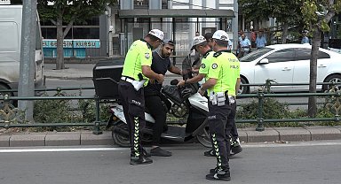 Ehliyetsiz motosiklet kullanırken yakalandı; 'Ceza yazılmasın diye kaçmaya çalıştım, olmadı' dedi