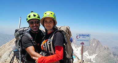 Ekipmansız tırmanış yapan çiftin zirve tutkusu