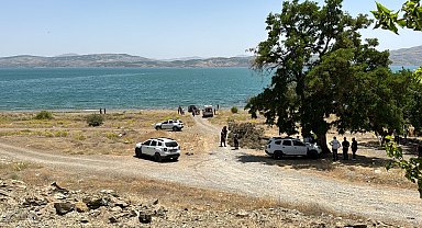 Elazığ'da, 1'i kadın 2 kişi otomobilde silahla vurulmuş olarak ölü bulundu