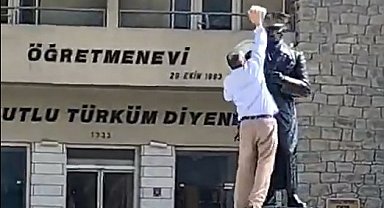 Elazığ'da Atatürk heykeline taşlı saldırı