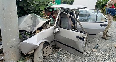 Elektrik direğine çarpan otomobilin sürücüsü hayatını kaybetti