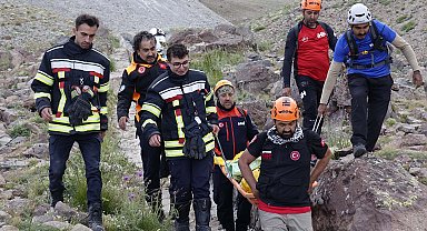 Erciyes'e zirve tırmanışı yaparken düşen kayalardan yaralanan 2 dağcı, 6 saatte kurtarıldı