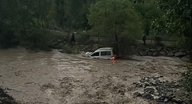 Erzurum'da heyelan hafif ticari aracı Tortum Çayı'na sürükledi; 3 kişi kurtuldu, anne öldü, çocuğu kayboldu