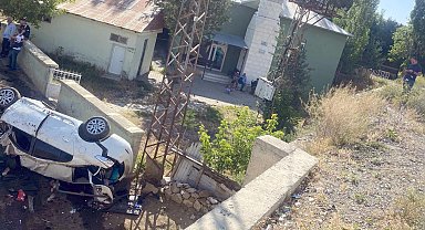 Erzurum'da otomobil 5 metreden düştü: 3 ölü, 4 yaralı