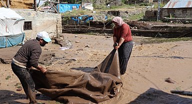 Erzurum'da sağanak sele neden oldu, ev ve ahırları su bastı