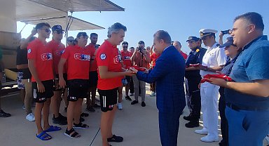 Eski Bakan Tüzmen ile sporcular, Kıbrıs'a yüzerek Türk bayrağı götürecek