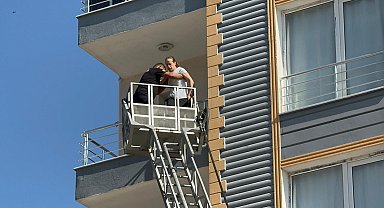 Evde, Alzheimer hastasının odasında çıkan yangında 6 kişi dumandan etkilendi